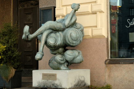 statue